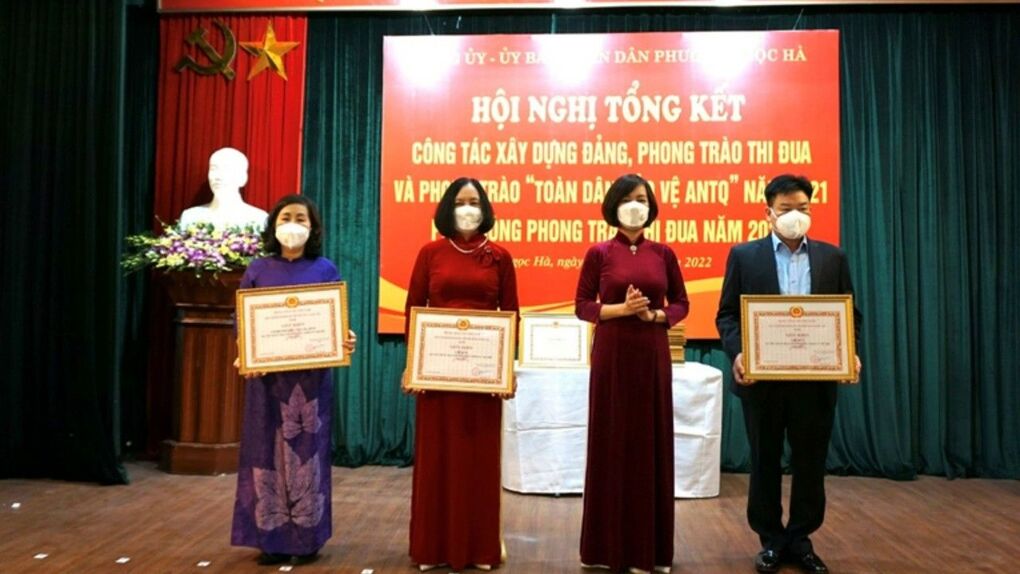 Chi bộ trường THCS Ba Đình nhận giấy khen của Đảng ủy phường Ngọc Hà