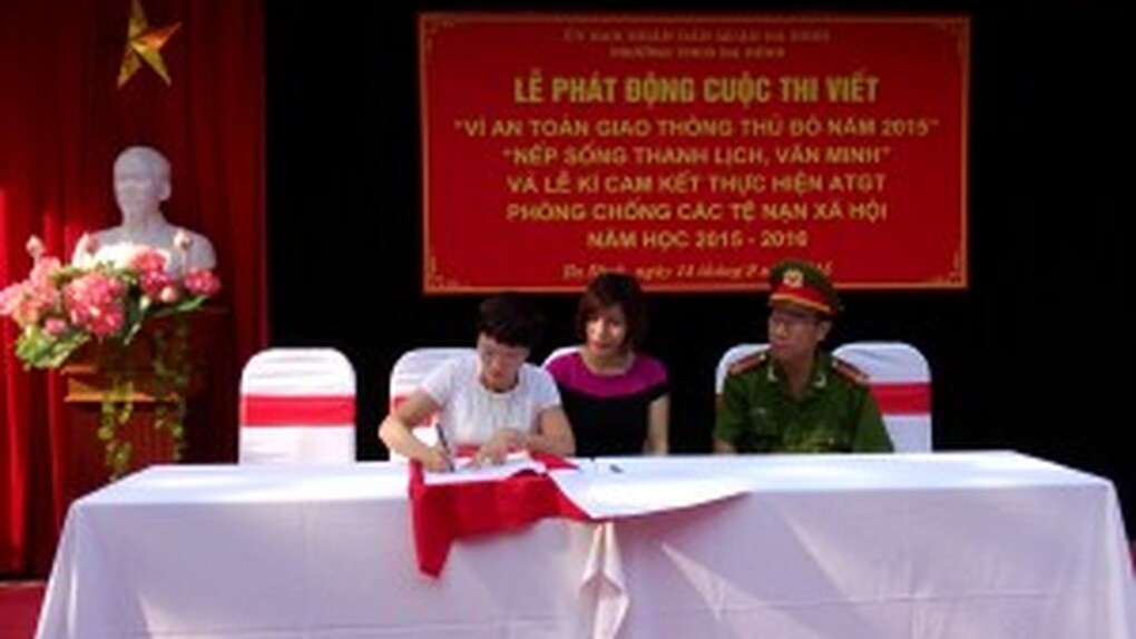 Lễ phát động cuộc thi "Vì an toàn giao thông thủ đô năm 2015", và ký cam kết thực hiện luật giao thông