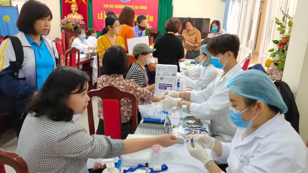 Trường THCS Ba Đình tổ chức khám sức khỏe định kỳ cho cán bộ, giáo viên, nhân viên năm học 2020 - 2021