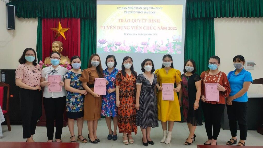 Trường THCS Ba Đình tổ chức trao quyết định trúng tuyển viên chức đối với giáo viên và nhân viên mới