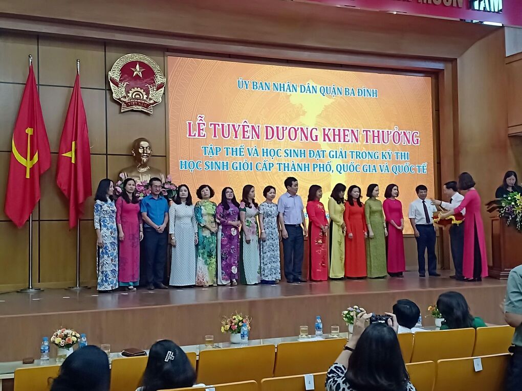 Thầy và trò trường THCS Ba Đình trong buổi lễ tuyên dương khen thưởng tập thể và học sinh đạt giải trong kỳ thi cấp Thành phố, Quốc gia và Quốc tế năm học 2018 - 2019