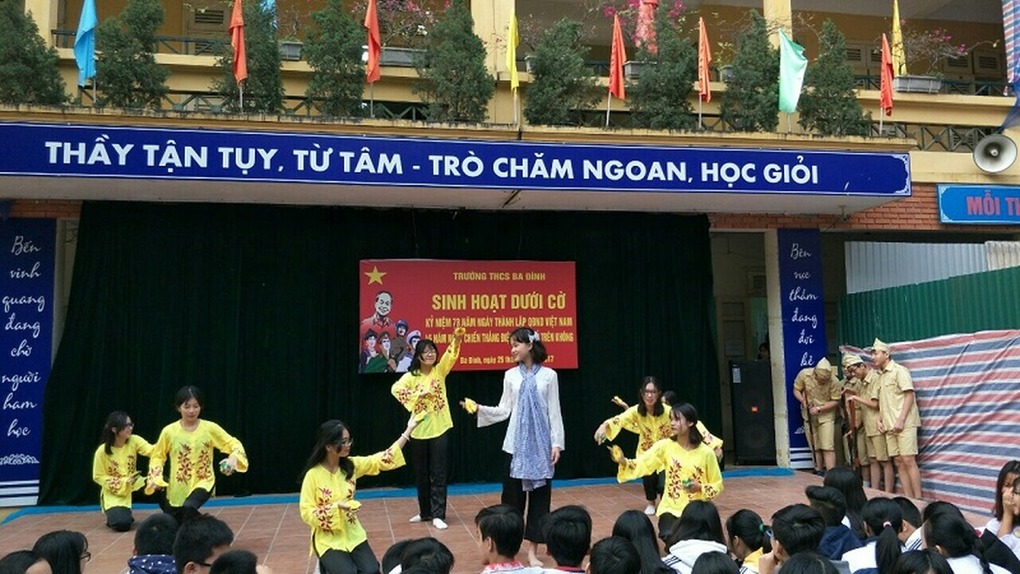 Sinh hoạt dưới cờ - Kỷ niệm 73 năm Ngày Thành lập Quân đội nhân dân Việt Nam - 45 năm Ngày Chiến thắng Điện Biên Phủ trên không