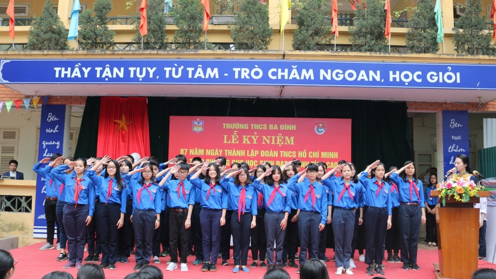 Lễ kỷ niệm Ngày thành lập Đoàn TNCS Hồ Chí Minh và trao thưởng cho học sinh đạt thành tích cao trong kỳ thi Toán học Hoa Kì của trường THCS Ba Đình