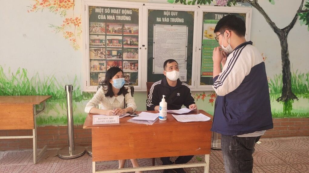 Học sinh lớp 9 trường THCS phấn khởi, an tâm khi được tiêm Vacxin phòng Covid 19 với niềm hi vọng ngày trở lại trường không còn xa