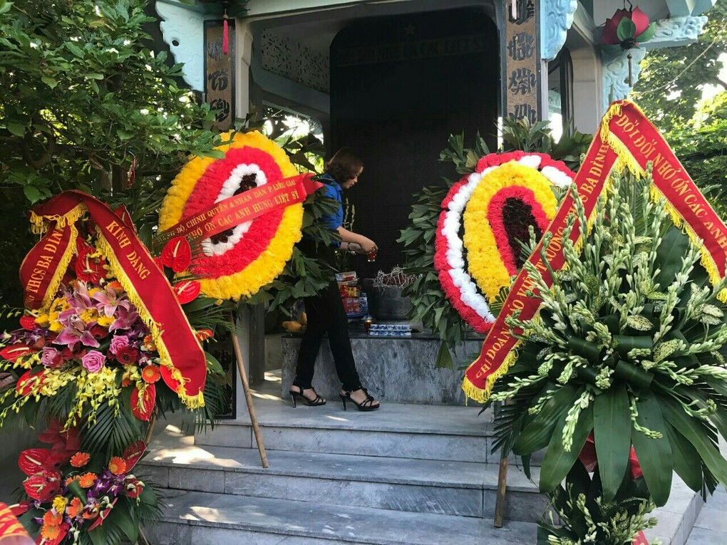 Nén hương thành kính tưởng nhớ tới các anh hùng liệt sĩ