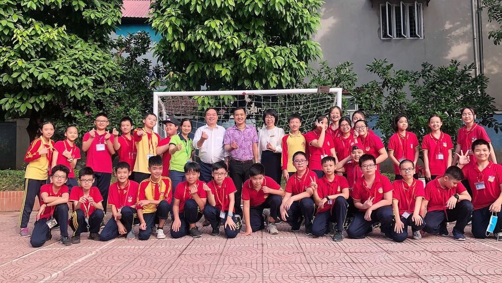 Chương trình "Giao lưu với cầu thủ nhí xuất sắc nhất" tại trường THCS Ba Đình