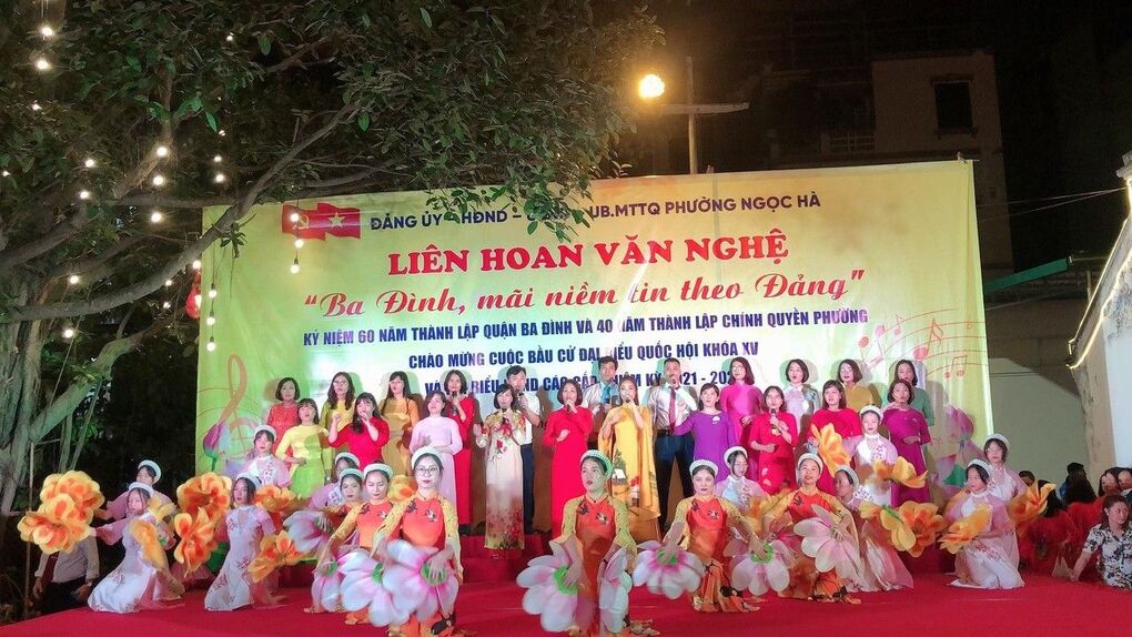 Màn biểu diễn đặc sắc, chuyên nghiệp của thầy và trò trường THCS Ba Đình trên sân khấu của đêm Liên hoan văn nghệ “Ba Đình, mãi niềm tin theo Đảng”