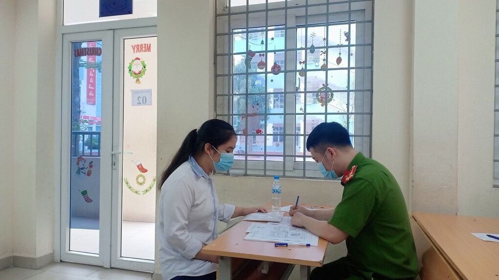 Cảm ơn các chiến sĩ công an quận Ba Đình, các chiến sĩ công an phường Ngọc Hà đã tổ chức làm căn cước công dân gắn chip điện tử cho giáo viên và học sinh trường THCS Ba Đình ngay trong mùa dịch