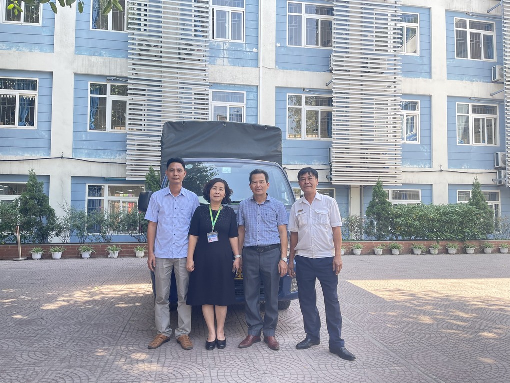 Trường THCS Ba Đình trao tặng bàn ghế và điều hòa cho một số trường THCS tại Ba Vì