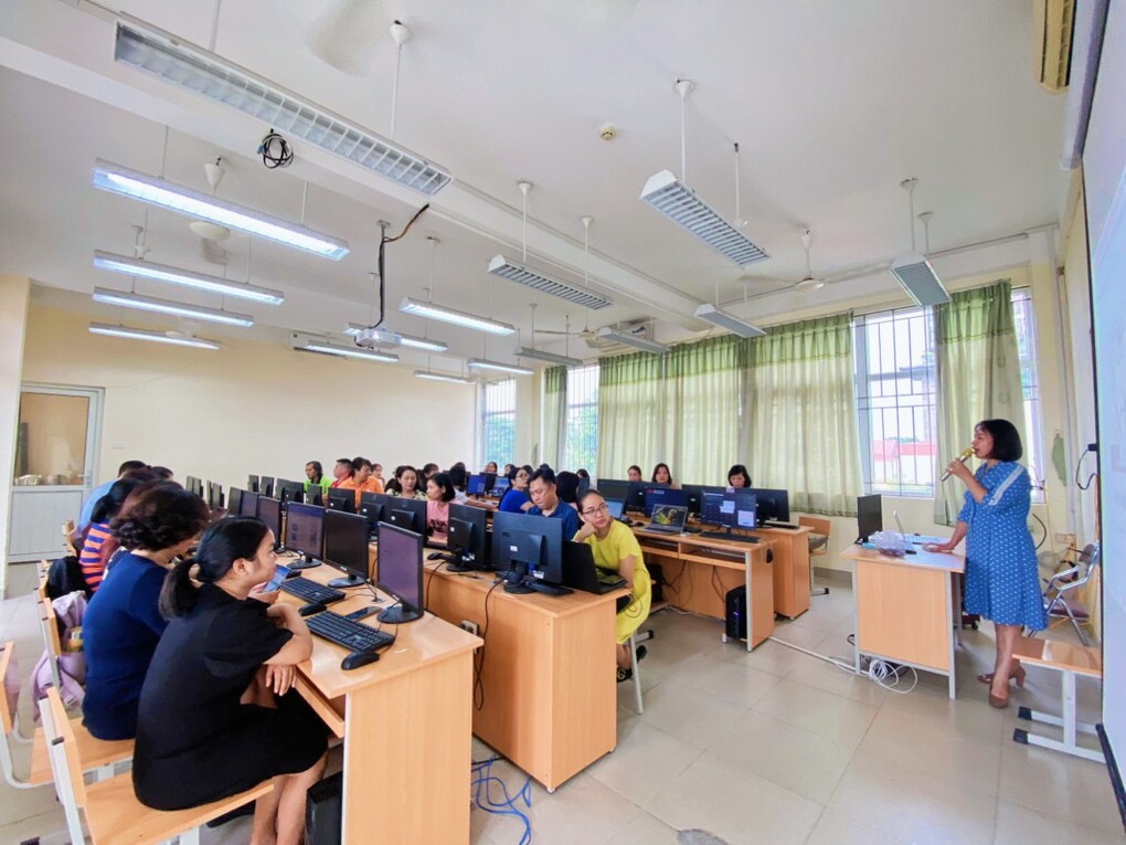 ​Giáo viên, nhân viên trường THCS Ba Đình cùng nhau chia sẻ kỹ năng CNTT trong thời đại công nghệ 4.0