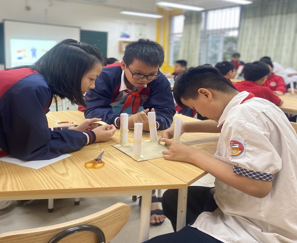 Không khí sôi nổi hào hứng trong buổi học đầu tiên của các con học sinh trường THCS Ba Đình tại câu lạc bộ Stem - Không gian sáng chế