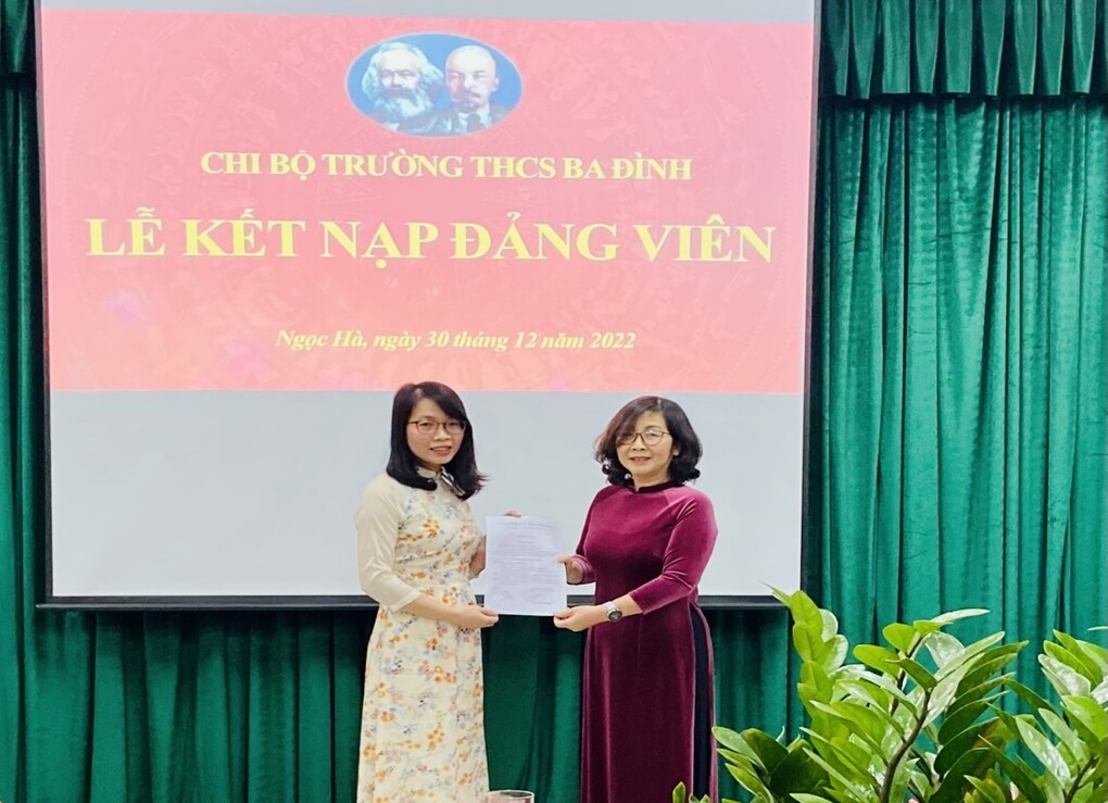 Lễ kết nạp Đảng viên mới của Chi bộ trường THCS Ba Đình, quận Ba Đình