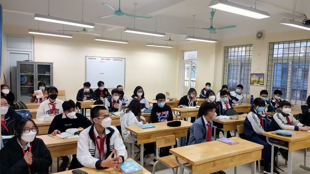 Niềm vui của thầy và trò trường THCS Ba Đình trong ngày đầu tiên được đến trường sau thời gian học trực tuyến và nghỉ Tết nguyên đán