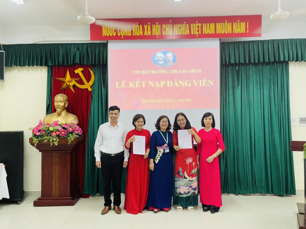 Chi bộ trường THCS Ba Đình kết nạp Đảng viên mới năm 2022