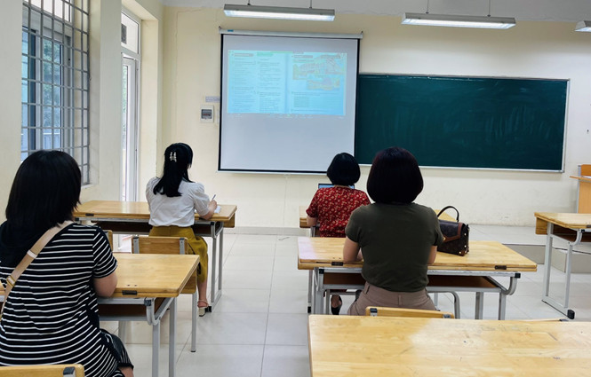 Giáo viên tổ Ngoại ngữ tập huấn sử dụng sách giáo khoa Tiếng Anh 7 - Global Success