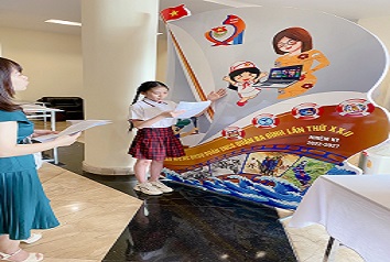 Học sinh trường THCS Ba Đình tham gia cuộc thi thiết kế mô hình sáng tạo với chủ đề “Sáng mãi trang sử Đoàn ta”