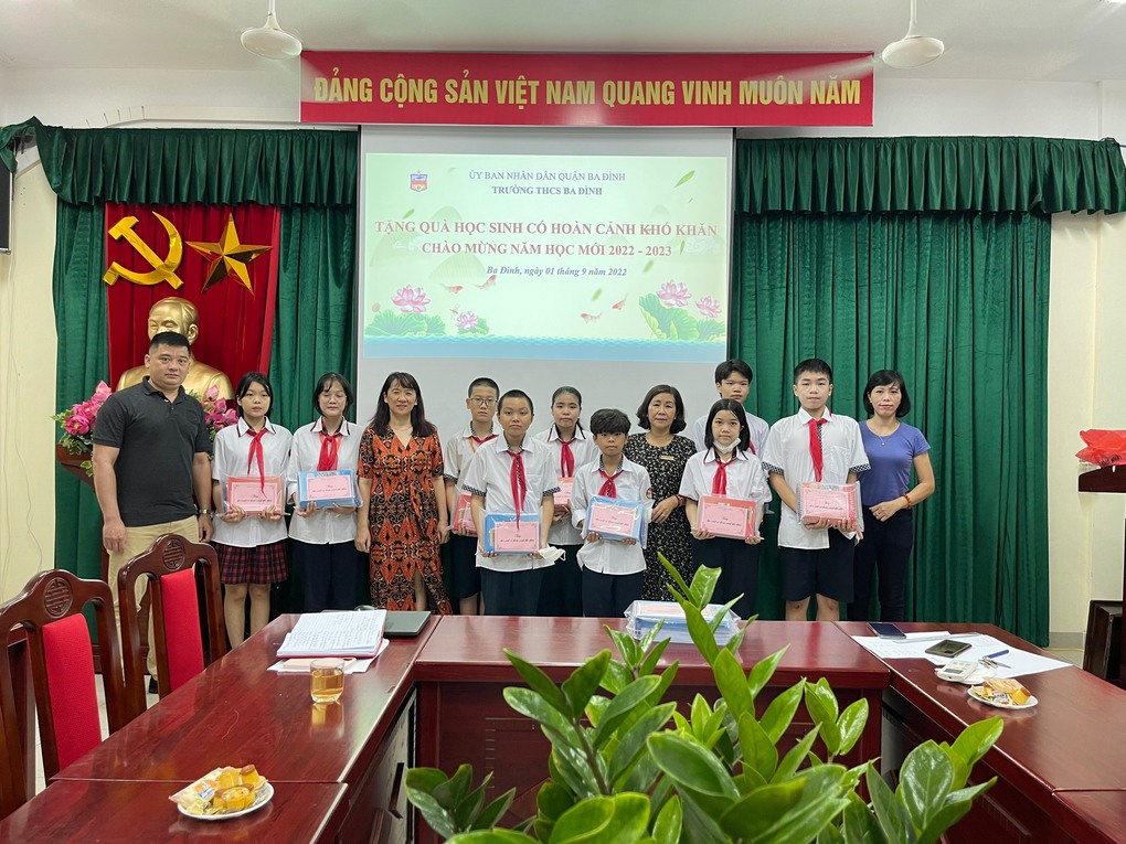 Nhà trường, công đoàn, hội chữ thập đỏ cùng đồng hành nâng bước chân em tới trường trước thềm năm học mới