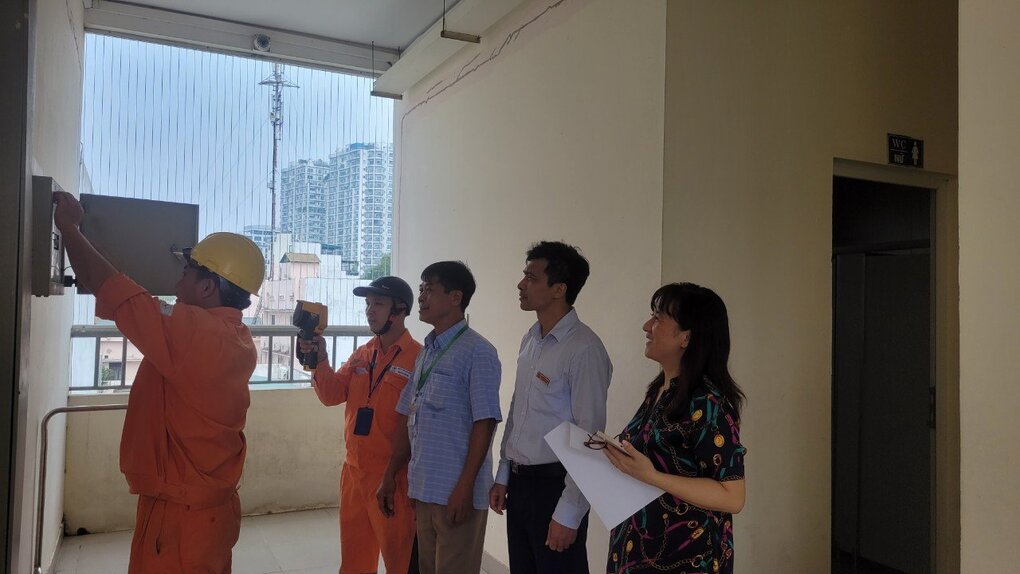 Trường THCS Ba Đình phối hợp Đội quản lý điện 3 quận Ba Đình kiểm tra toàn bộ hệ thống điện của nhà trường đảm bảo công tác an toàn trường học