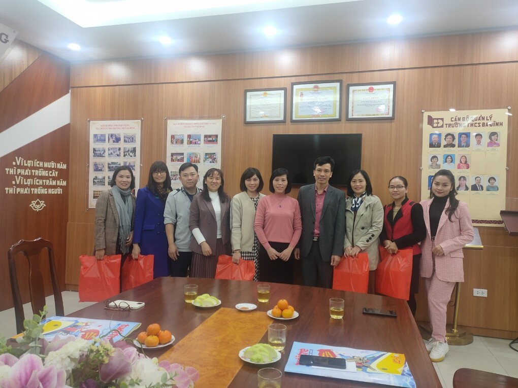 Tặng quà gia đình chính sách, học sinh có hoàn cảnh khó khăn nhân dịp Xuân Quý Mão