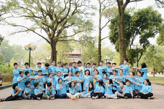 Chúng em đến Côn Sơn vào một ngày nắng xuân rực rỡ