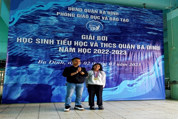 Hồ Minh Anh - “Cô gái vàng” của trường THCS Ba Đình trong giải bơi