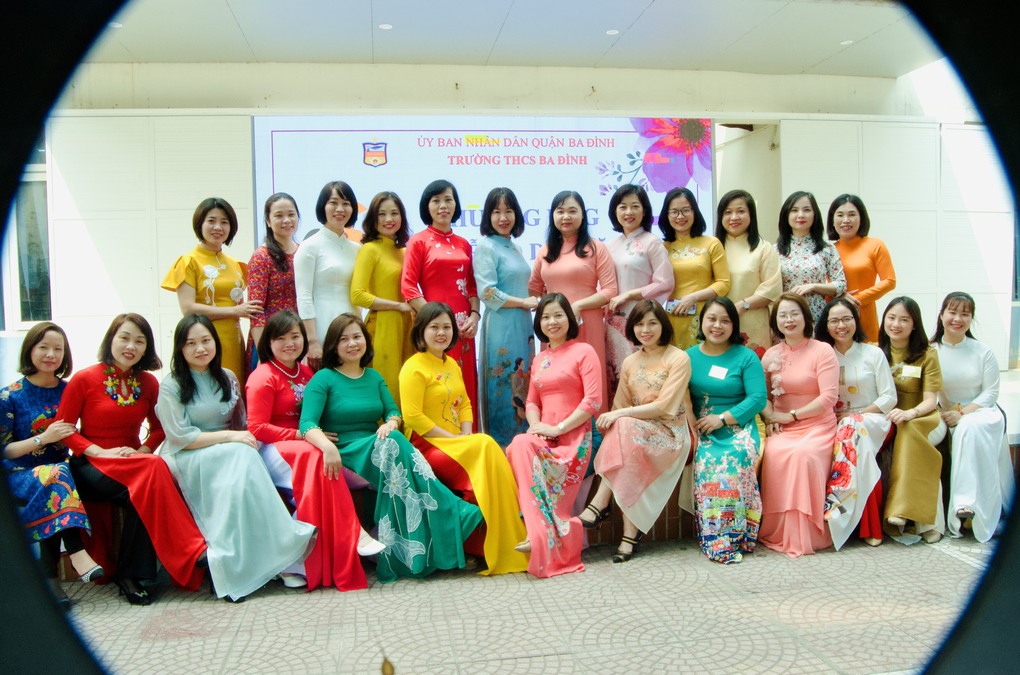 Nắng sân trường tôn dáng áo dài duyên dáng Việt Nam