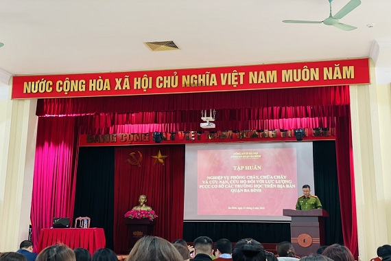 CB, GV, NV trường THCS Ba Đình tham gia tập huấn công tác phòng cháy chữa cháy và cứu nạn, cứu hộ