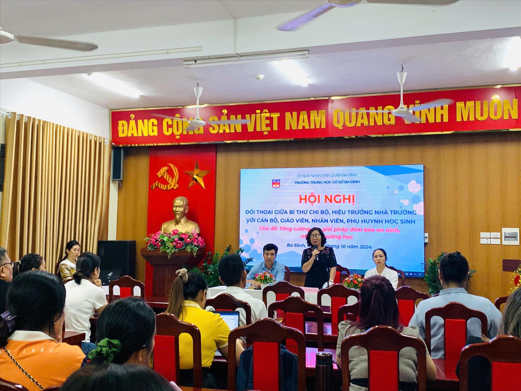 Trường THCS Ba Đình tổ chức thành công hội nghị đối thoại giữa Bí thư chi bộ, Hiệu trưởng nhà trường với cán bộ, giáo viên, nhân viên, phụ huynh học sinh với chủ đề “Tăng cường các giải pháp đảm bảo an ninh, an toàn trường học”