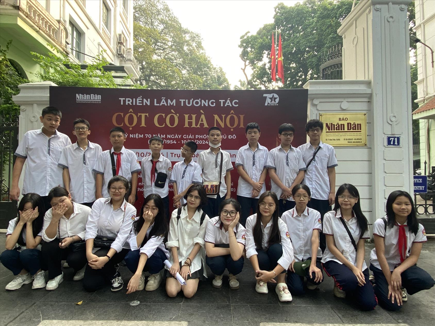 Đến với "Triển lãm tranh tương tác cột cờ Hà Nội" để thêm yêu thành phố của chúng ta