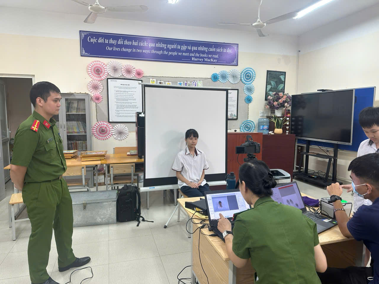 Trường THCS Ba Đình phối hợp cùng công an phường Ngọc Hà và quận Ba Đình cấp CCCD cho học sinh