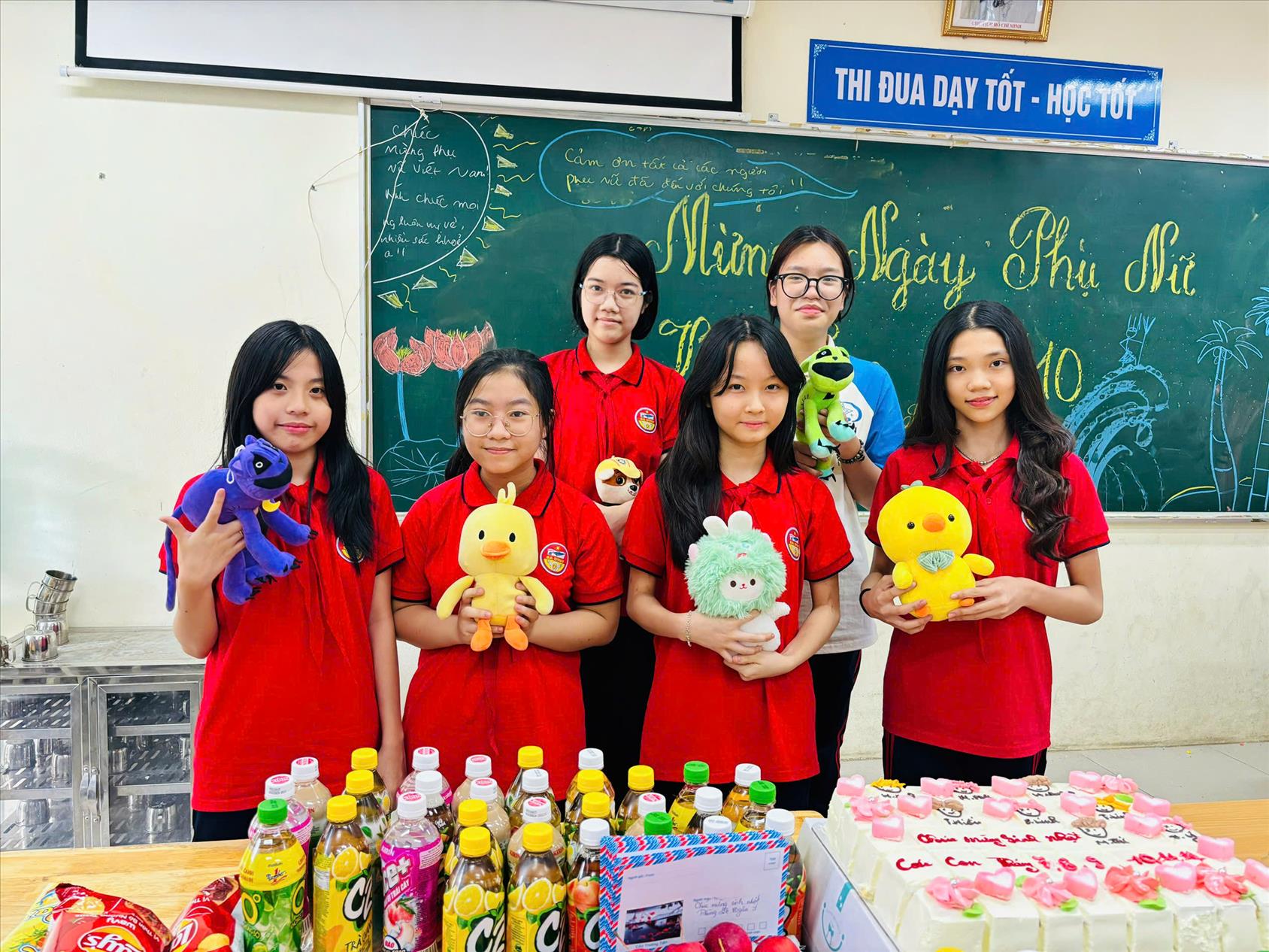 Tiết sinh hoạt kỉ niệm 20/10 thú vị của team A2!