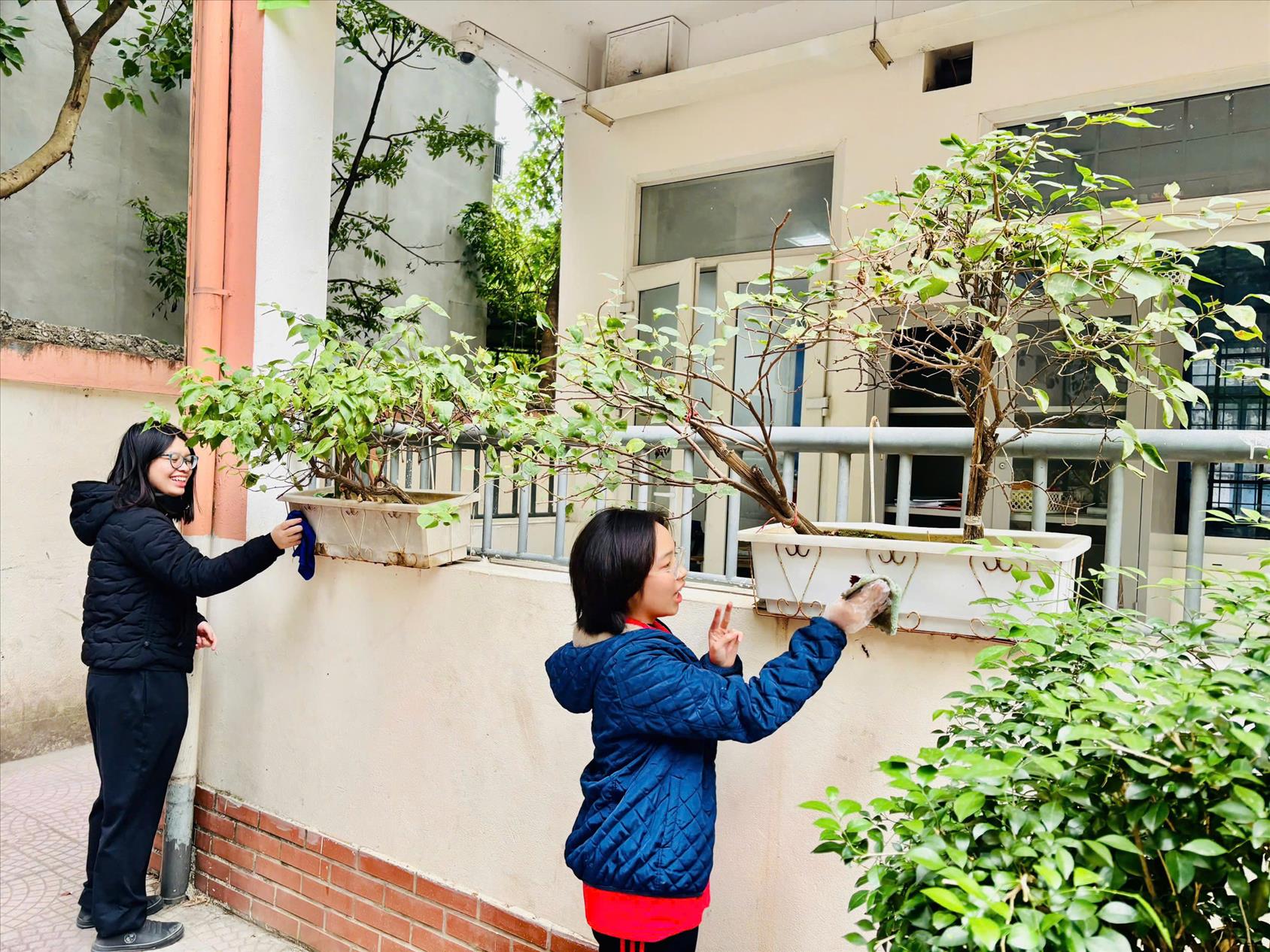 Thầy và trò trường THCS Ba Đình tiếp tục đẩy mạnh phong trào tổng vệ sinh môi trường trong trường học