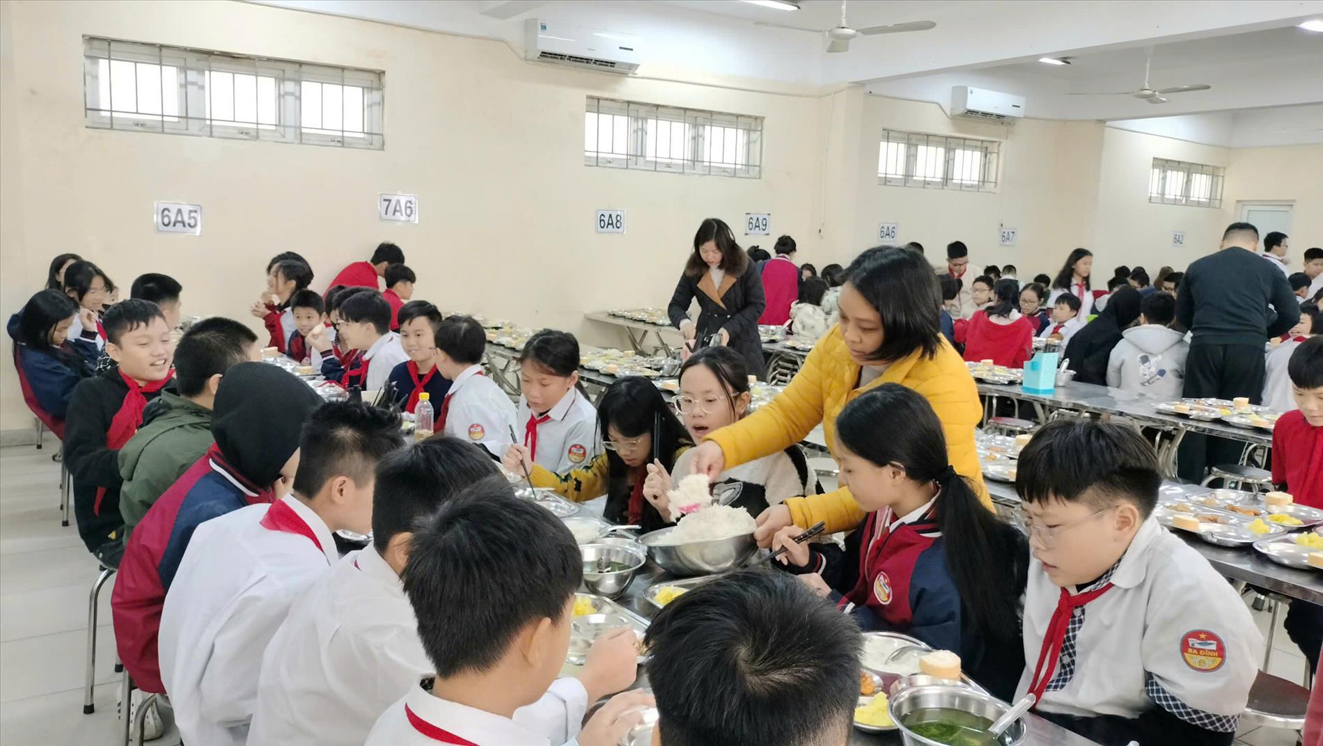 Chăm lo công tác tổ chức bán trú cho học sinh trường THCS Ba Đình khi mùa đông đến