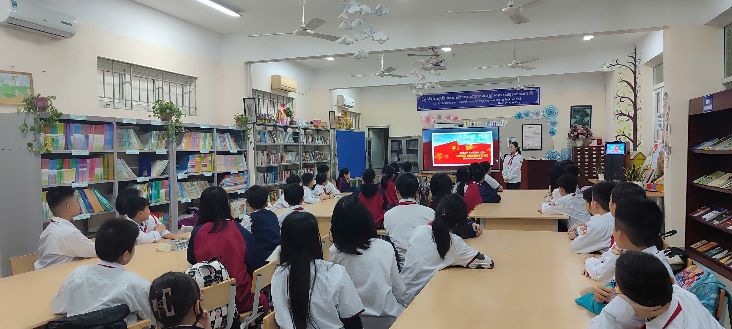 Tiết đọc thư viện sôi động với nhiều hoạt động ý nghĩa hướng tới chào mừng 80 năm ngày thành lập Quân đội nhân dân Việt Nam của thầy và trò trường THCS Ba Đình