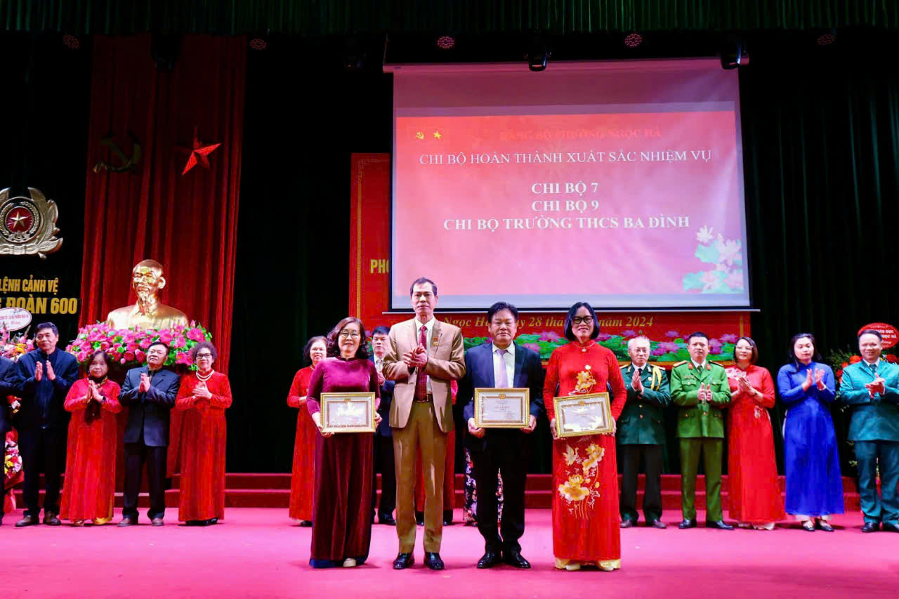 5 năm liền Hoàn thành Xuất sắc nhiệm vụ đạt tiêu chuẩn “Trong sạch vững mạnh” - Phần thưởng xứng đáng dành cho tập thể Chi bộ trường THCS Ba Đình