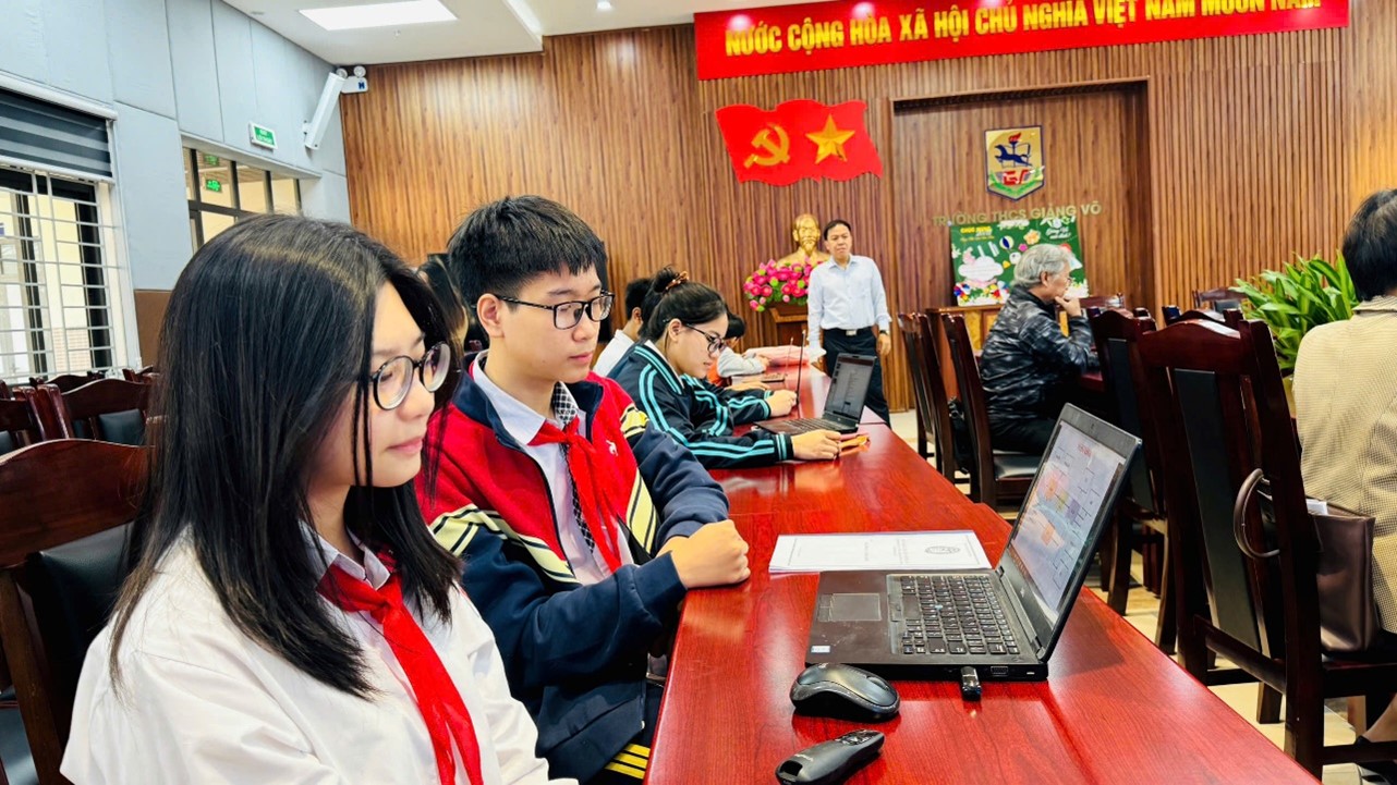 Học sinh trường THCS Ba Đình xuất sắc đạt giải Nhất và giải Nhì tại Cuộc thi khoa học kỹ thuật cấp Quận năm học 2024 - 2025