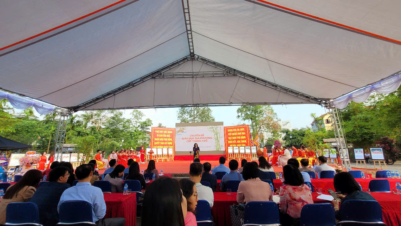 Giáo viên trường THCS Ba Đình tham dự chuyên đề cấp thành phố nội dung Giáo dục địa phương tại Đền Gióng