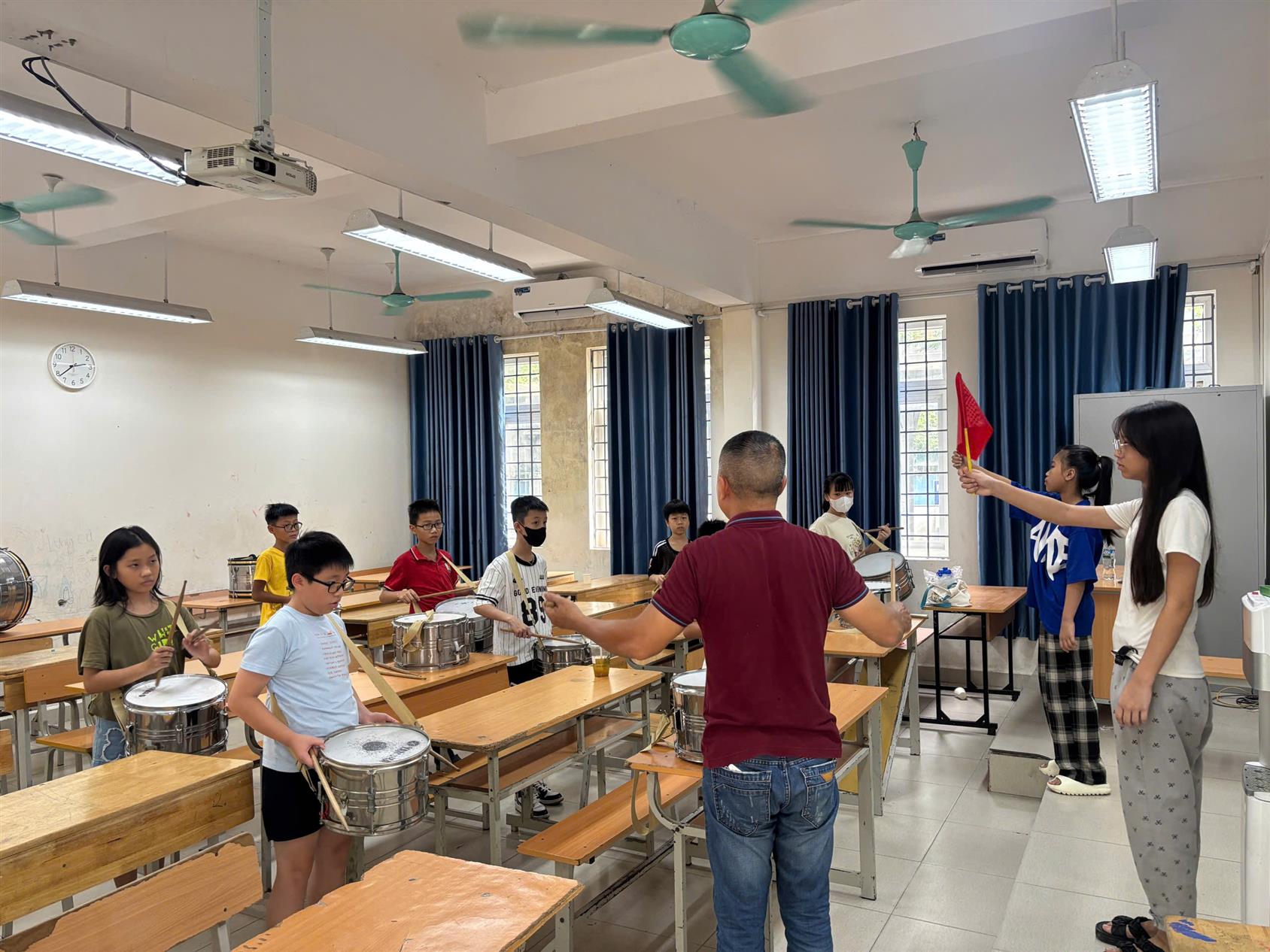 Khí thế tập luyện sôi nổi của Đội nghi thức nhà trường