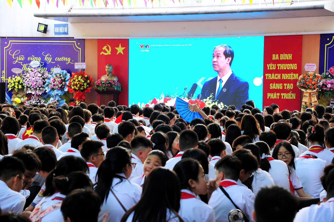 Trường THCS Ba Đình tiếp sóng trực tuyến Lễ kỉ niệm 80 năm truyền thống ngành Giáo dục và khai giảng năm học 2025 - 2026