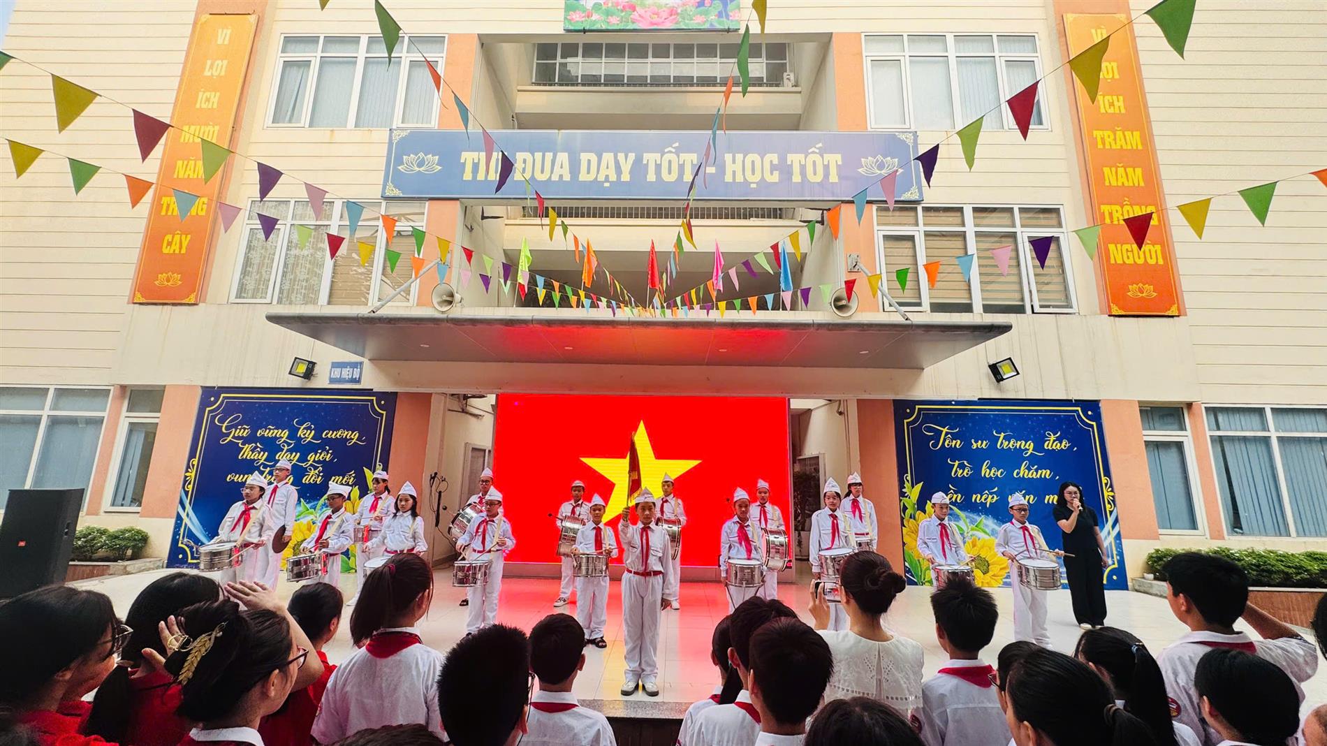 Buổi sinh hoạt dưới cờ đầu tiên năm học 2025 – 2026 tại trường THCS Ba Đình