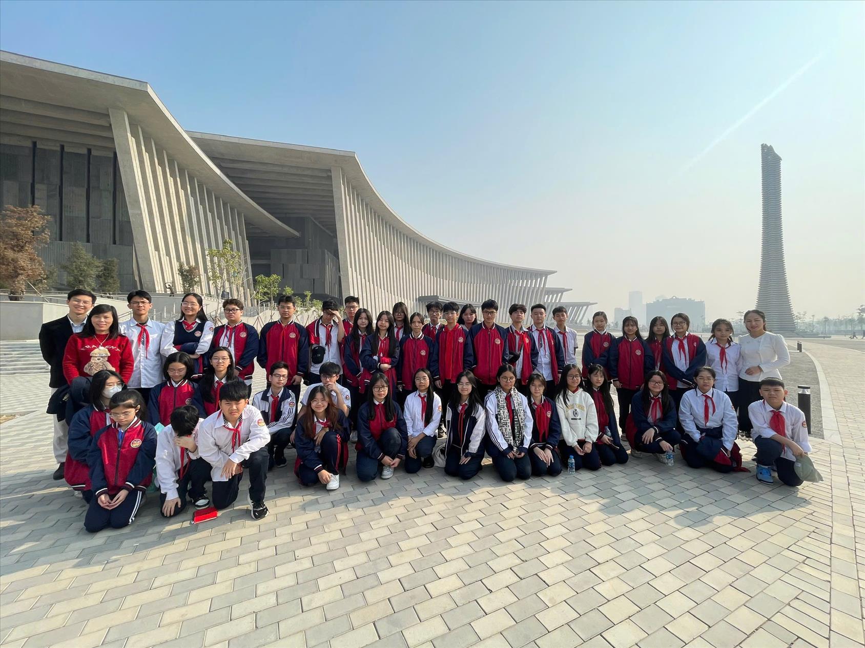 Những đội viên tiêu biểu đạt danh hiệu "Cháu ngoan Bác Hồ" của Liên đội trường THCS Ba Đình được vinh dự tham quan bảo tàng Lịch sử quân sự Việt Nam