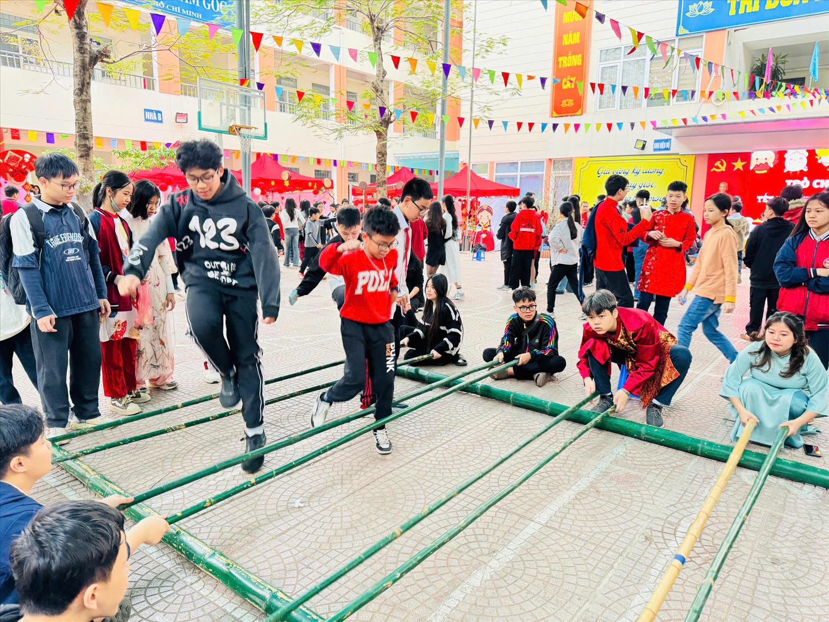 Rộn ràng Lễ hội chào xuân Ất Tỵ 2025 dưới mái trường THCS Ba Đình