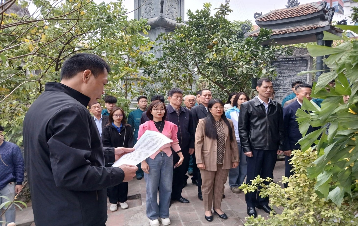 Giáo viên trường THCS Ba Đình tham gia lễ viếng Nhà bia ghi tên Anh hùng liệt sĩ tại Chùa Vĩnh Khánh