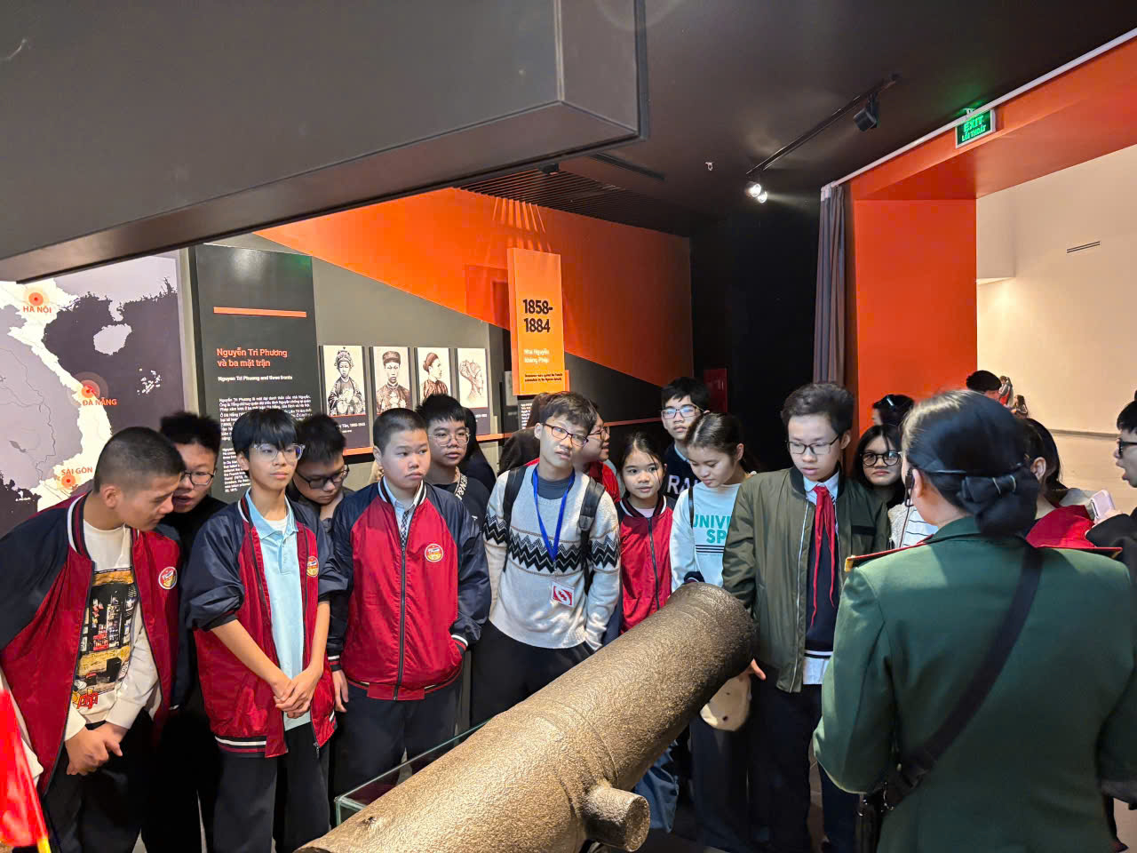 Hoạt động trải nghiệm tại Bảo tàng Lịch sử Quân sự Việt Nam và lễ sơ kết học kì I của lớp 8A9