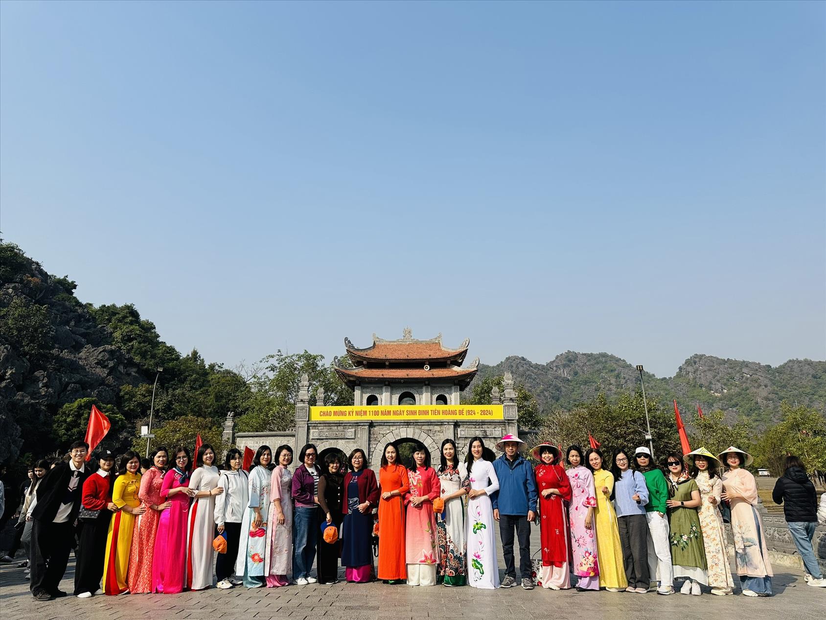 Sinh hoạt chuyên đề quý I năm 2025: Chi bộ trường THCS Ba Đình thăm di tích lịch sử Đền thờ Vua Đinh, Vua Lê - Nơi lưu dấu vết vương triều Cố đô