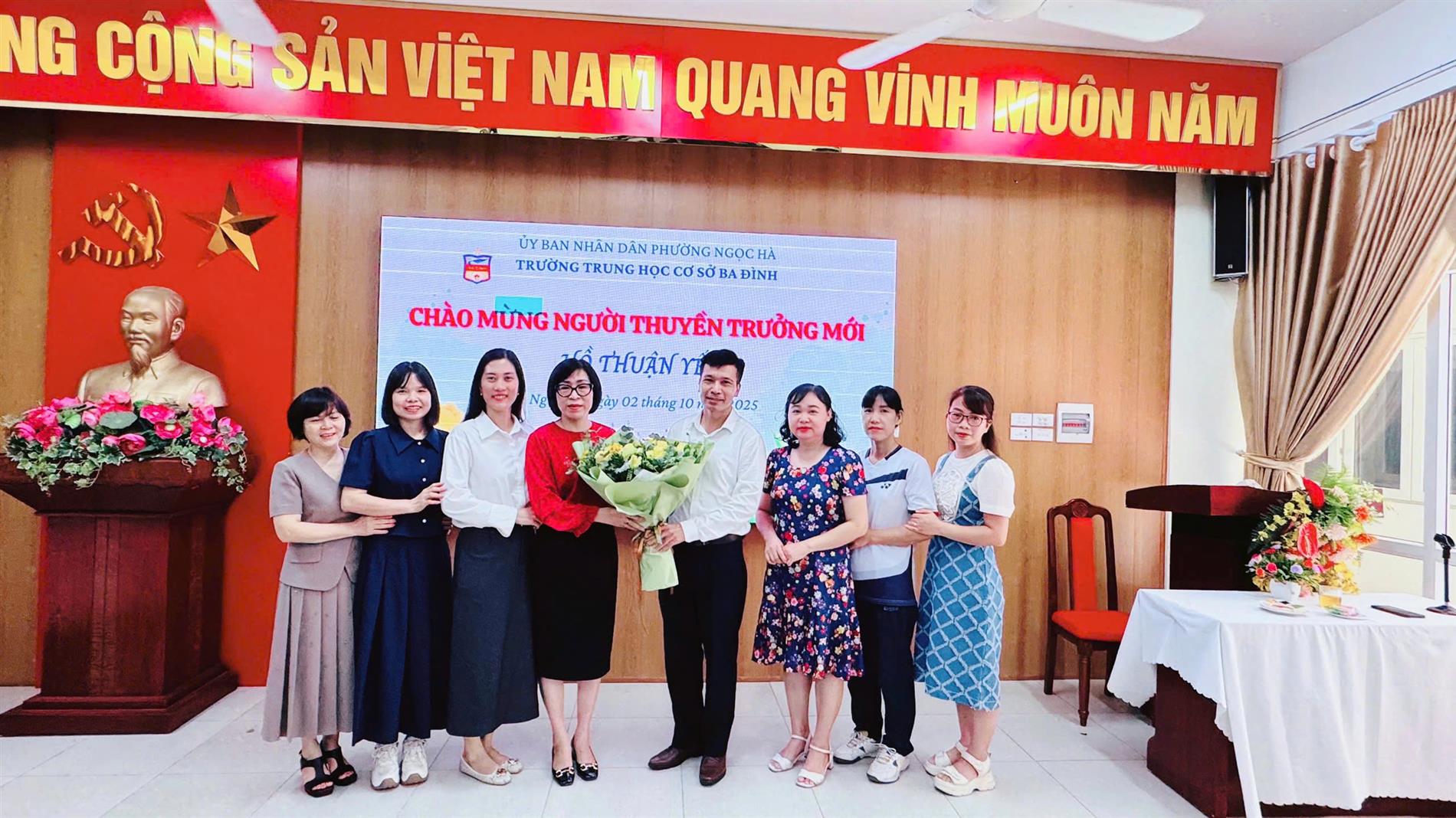 Chào đón người thuyền trưởng mới - Đồng chí Hồ Thuận Yến về với trường THCS Ba Đình
