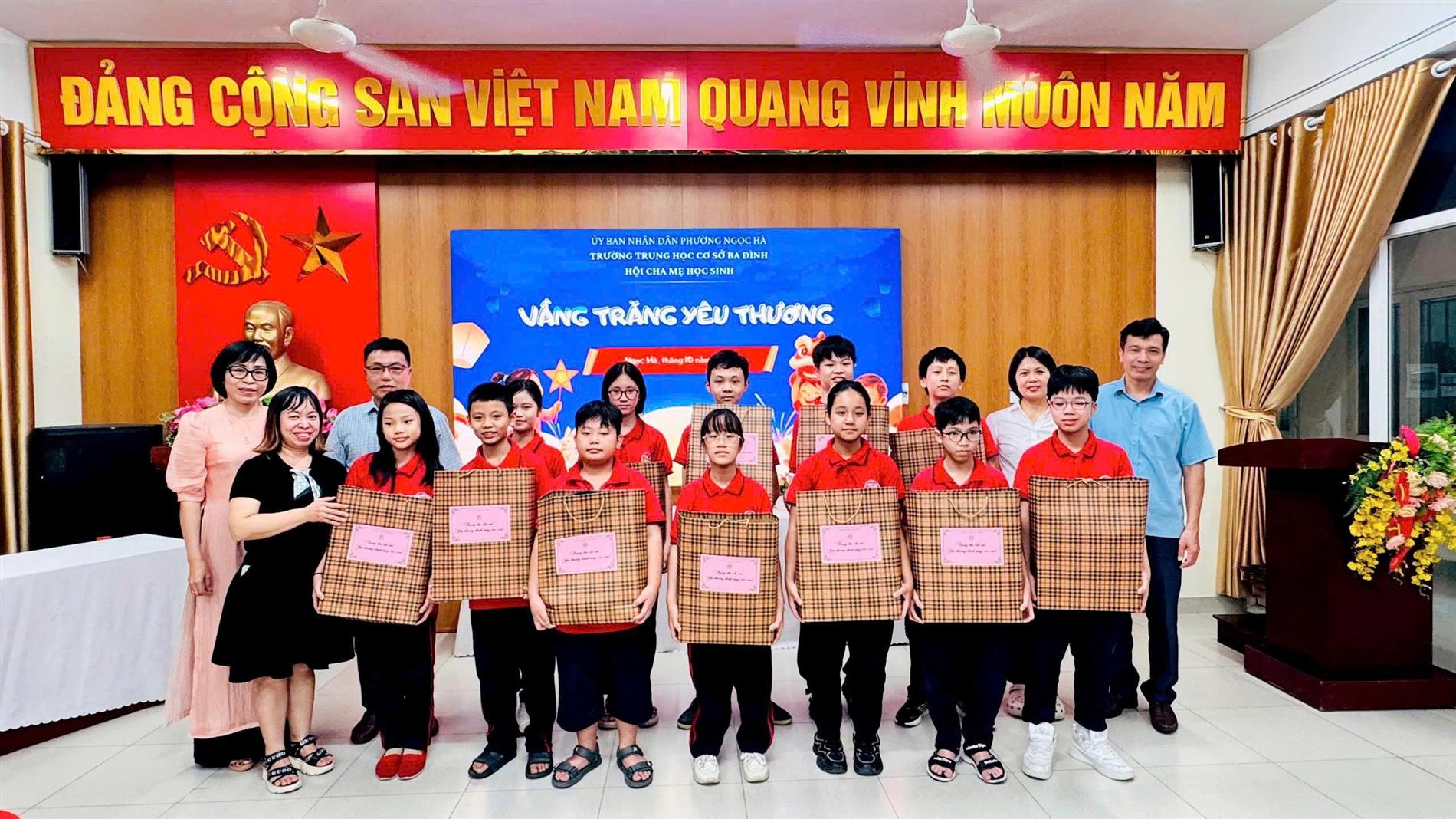 “Vầng trăng yêu thương - Trao gửi tấm lòng - Thắp sáng ước mơ” cho các em học sinh có hoàn cảnh đặc biệt tại ngôi trường THCS Ba Đình, Ngọc Hà, Hà Nội