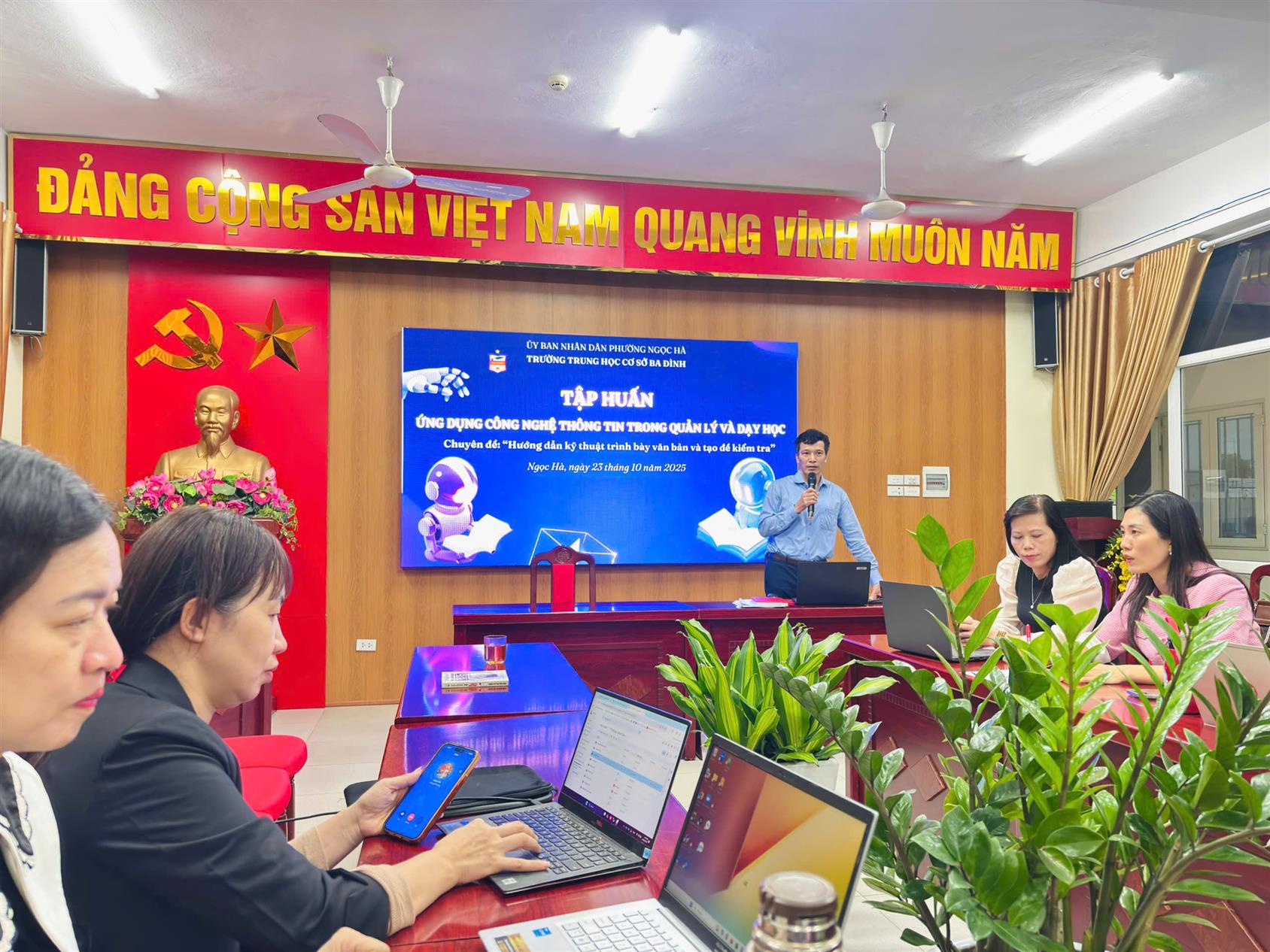 Trường THCS Ba Đình tổ chức tập huấn “Ứng dụng công nghệ thông tin trong quản lí và dạy học”