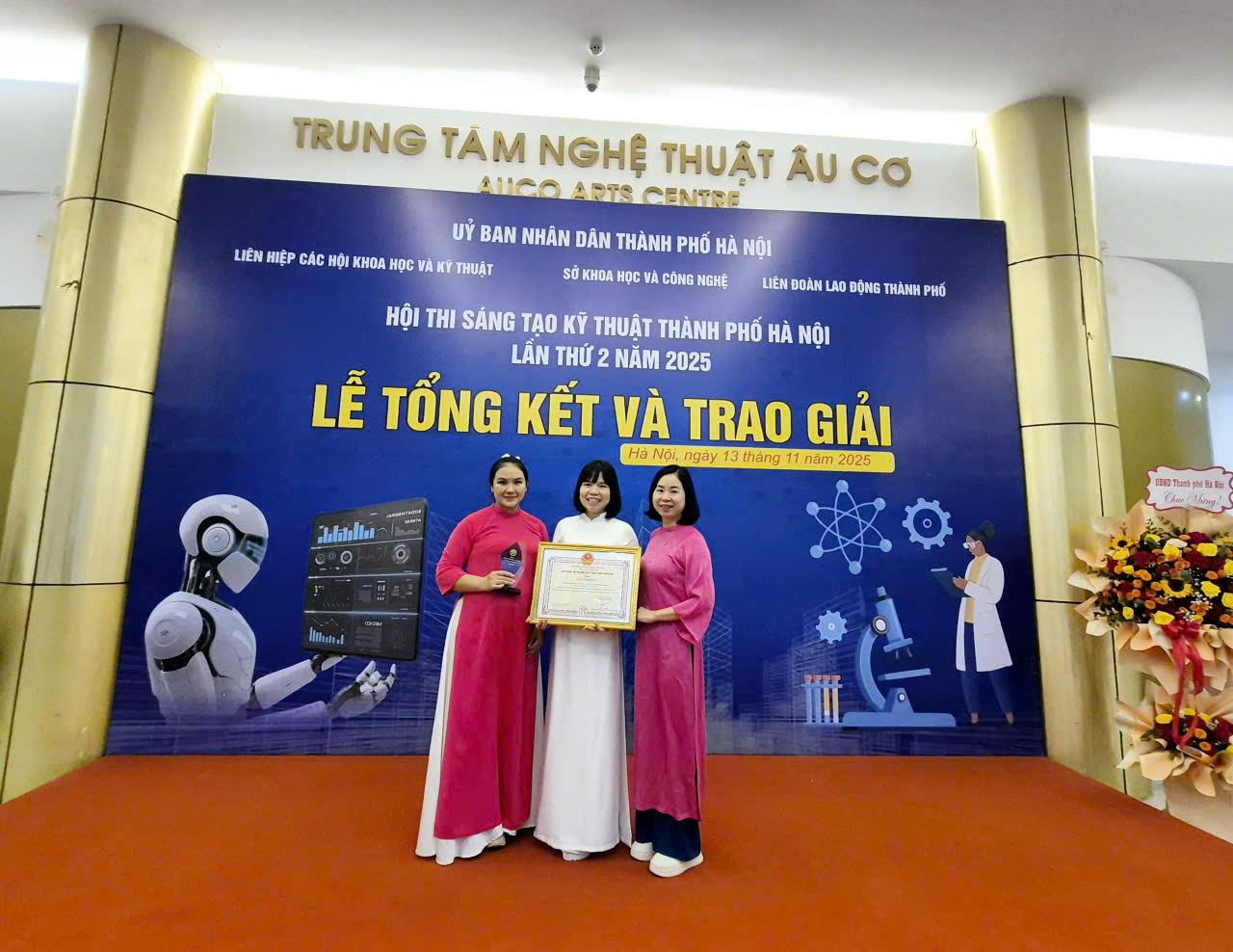 Giải Nhì Hội thi Sáng tạo Kỹ thuật Thành phố Hà Nội năm 2025 – món quà trong tháng “Sinh nhật nghề dạy học”