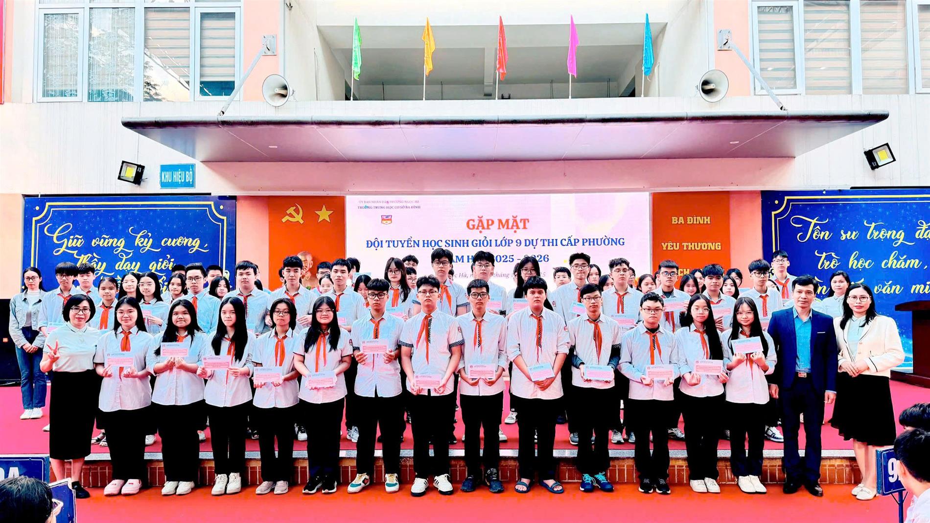 Trường THCS Ba Đình trao giải học sinh giỏi các môn văn hóa lớp 9 và gặp mặt đội tuyển dự thi cấp phường năm học 2025 - 2026